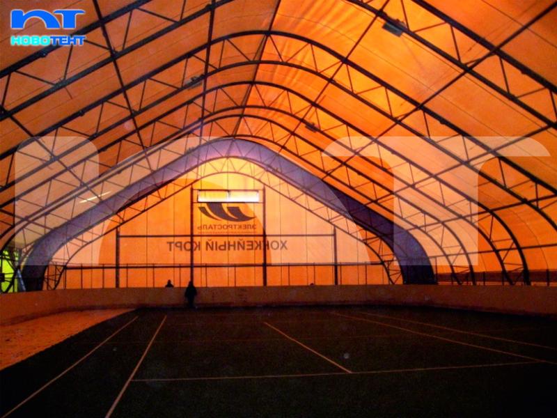 Установлено укрытие теннисного корта